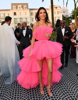 Kendall Jenner Fuchsia Šaty Ples Vysoká Nízka Bez Ramienok Viazané Zloženke Tylu Večer Celebrity Šaty 2021 Formálnej Strany Šaty Nové